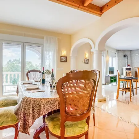 Pet Friendly In With Kitchen Denia