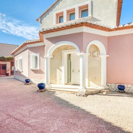 Pet Friendly In With Kitchen Denia