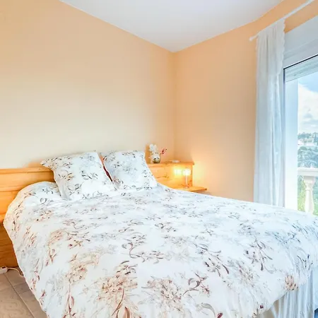 Pet Friendly In With Kitchen *