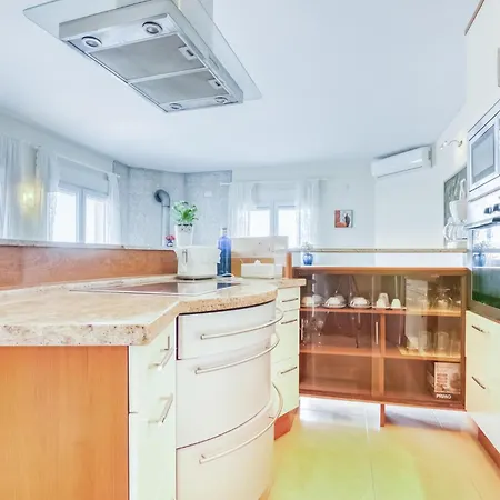 Pet Friendly In With Kitchen Holiday home