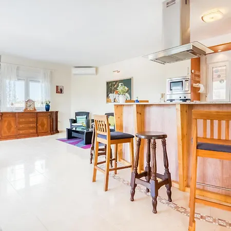 Pet Friendly In With Kitchen